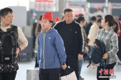 （新春走基层）四川成都：铁路迎来春节返程客流高峰