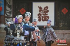 （新春走基层）骏马迎春 云南非遗歌舞展演展现传统艺术魅力